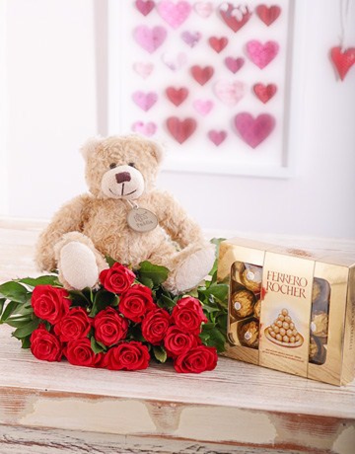 Valentine Flowers And Cake Combos: Flowers & Cake Online Delivery